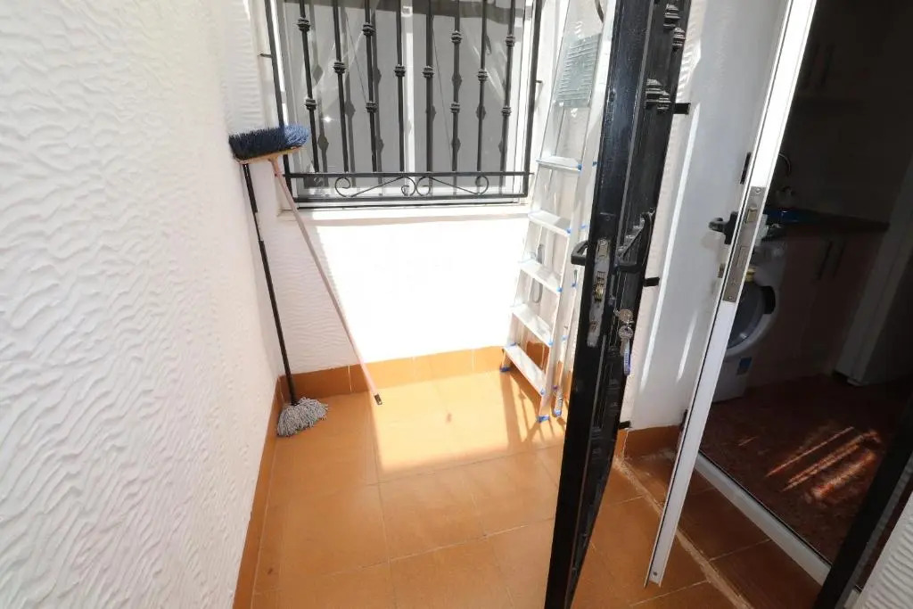 Lovely 2 bedroom house with free parking and pool, near a golf course