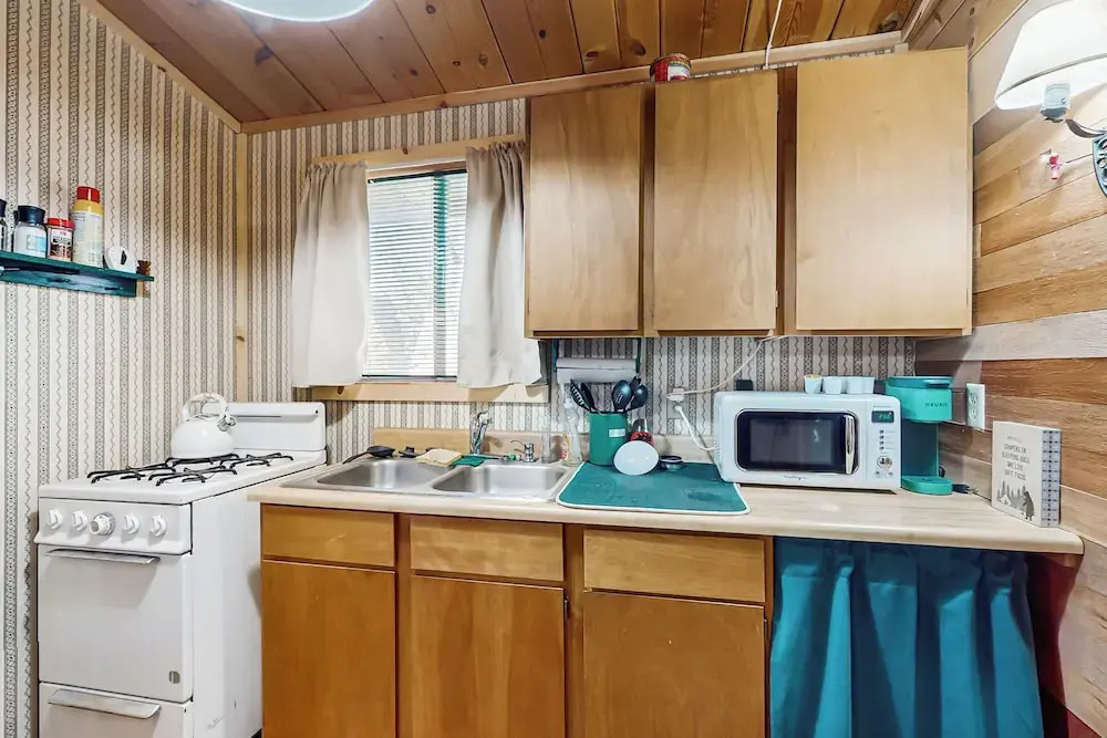 7 Mi to Ski Resorts: Dog-friendly Sugarloaf Cabin