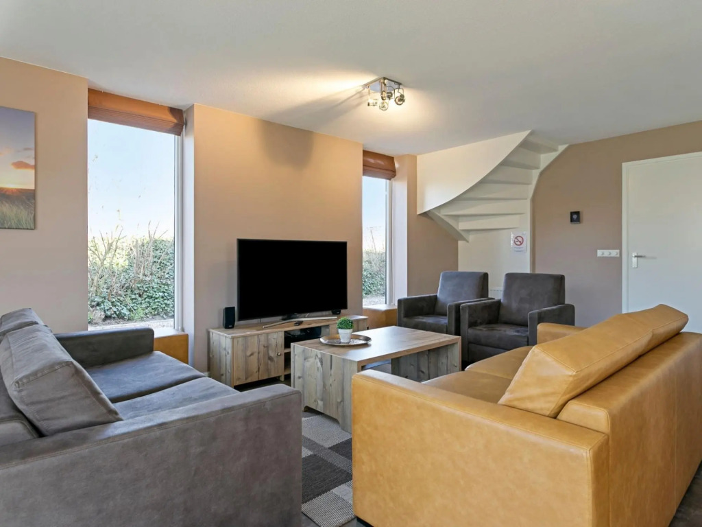 Luxury villa 2 minutes from the beach with a spacious garden and veranda