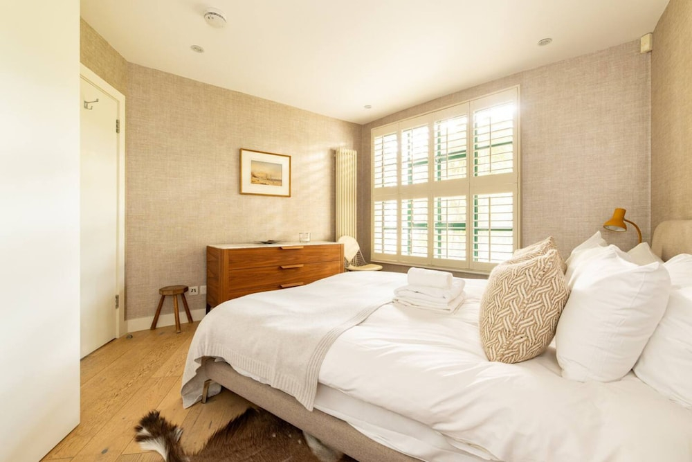 A Gentle Riverside Charm 2 Bedroom Mews House