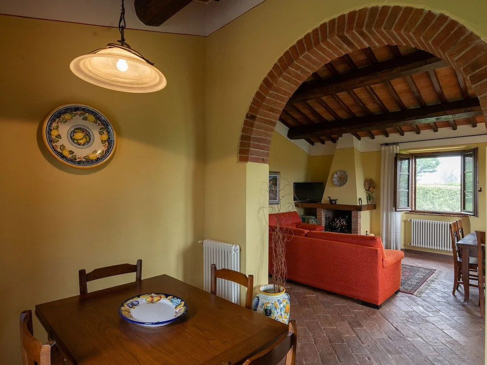 Spacious Villa at Lombriciano with Swimming Pool