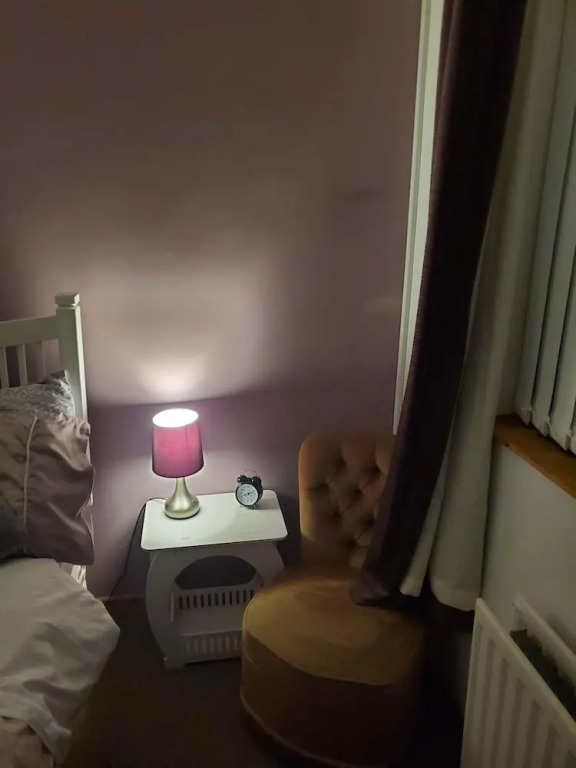 House - Sleeps 4 with Cozy Fireplace
