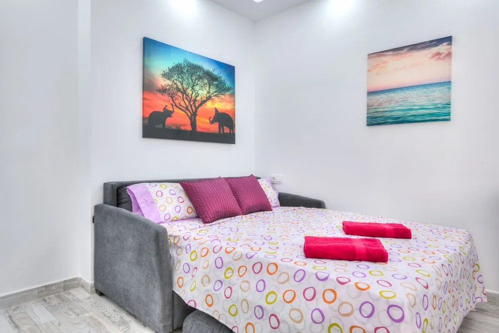 Tidy Little Apartment, Air Conditioning and Pool