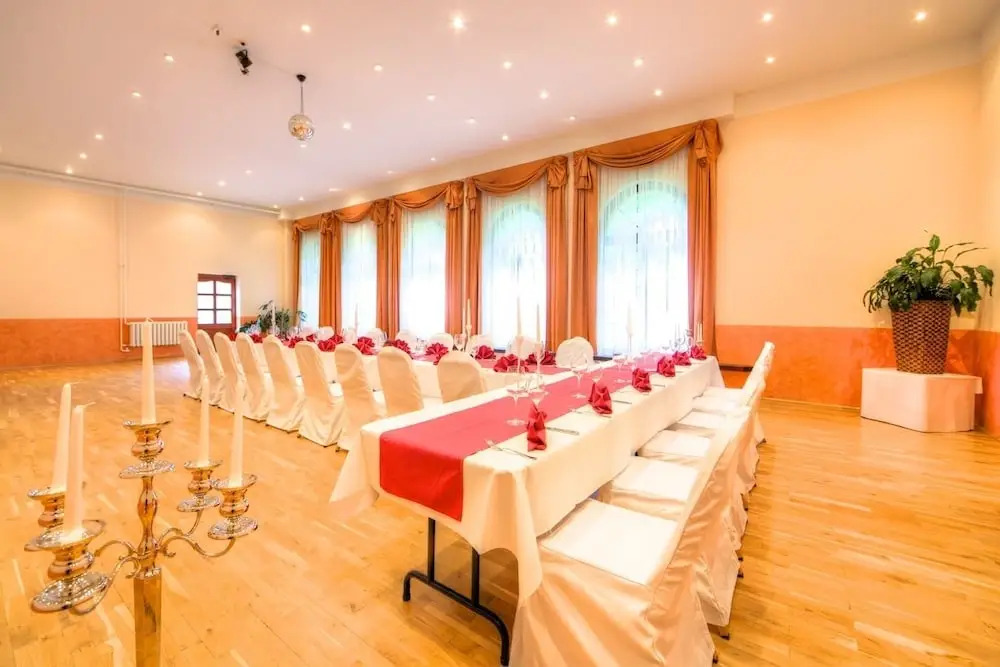Hotel Garni Jagdschloss Waldsee mit Frühstücksbuffet & Schlossküche für Selbstversorger