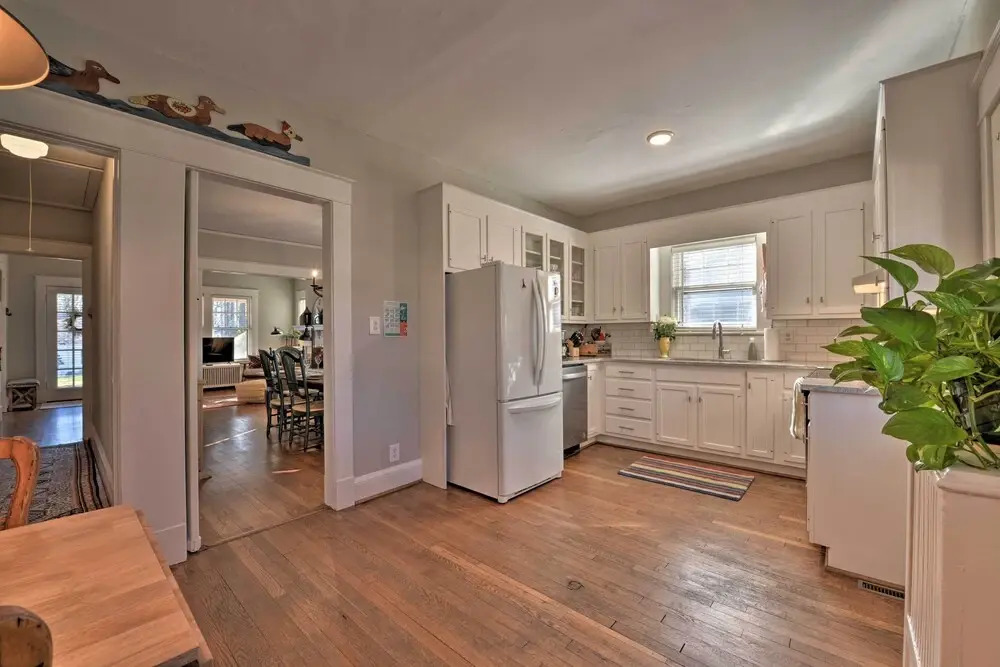 Vintage Chic Cottage < 1 Mile to UNC Greensboro!