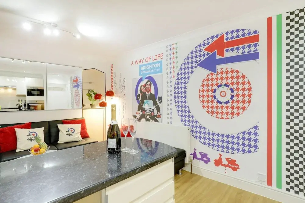 Brighton Getaways-Seaside Patio Apt