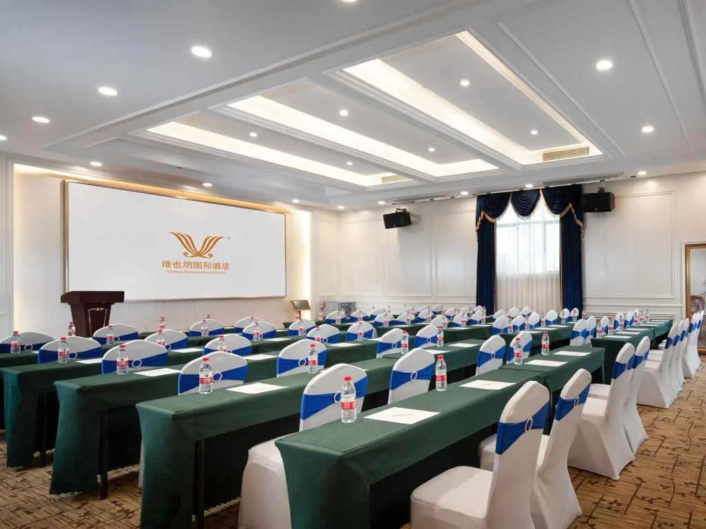 Vienna International Hotel (Maoming High-speed Railway Station)