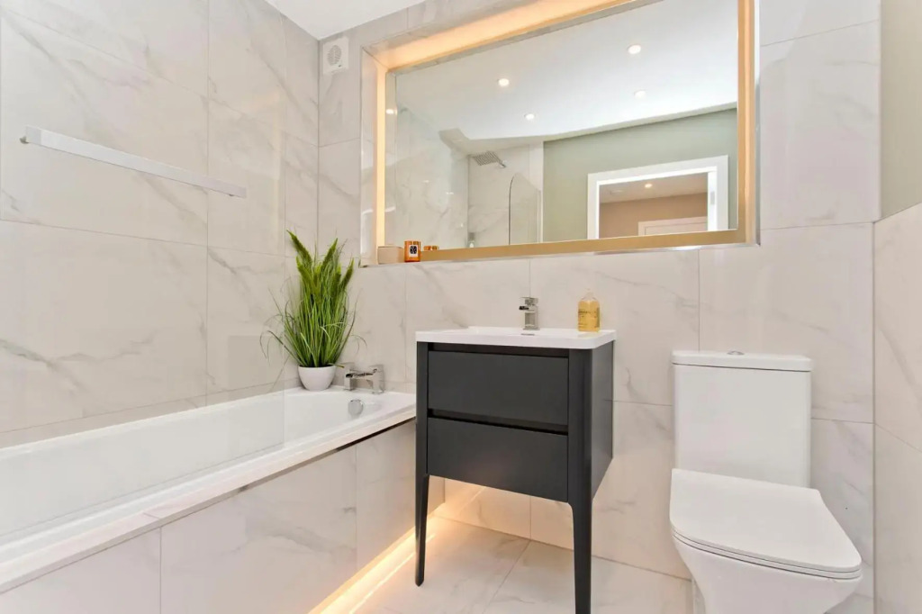 Modern City Centre 2 Bedroom 2 Bathroom Apartments, Main Door Ground with Private Parking