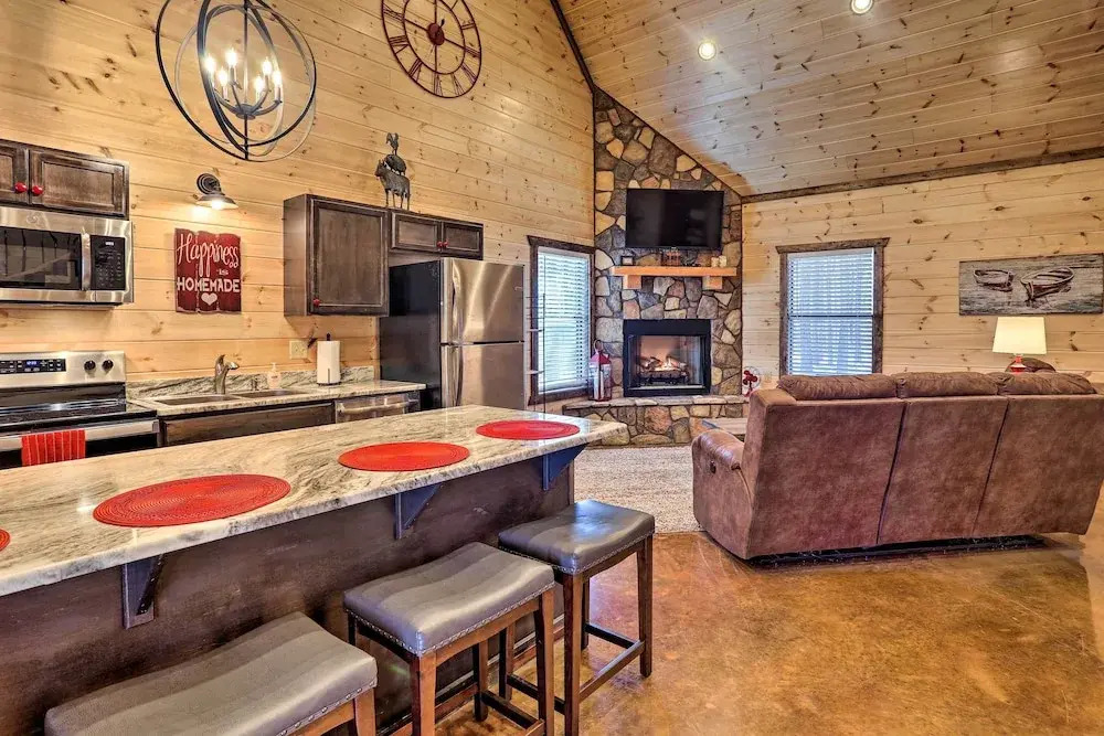'the Breeze' - Broken Bow Cabin w/ Hot Tub & Deck!