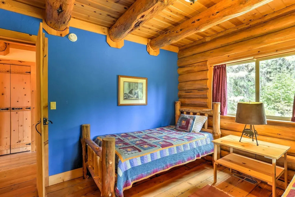 13 Mi to Mt Shasta: Log Home on 60 Acres!