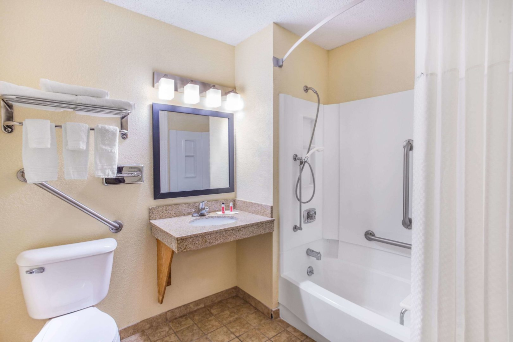 Super 8 by Wyndham Decorah