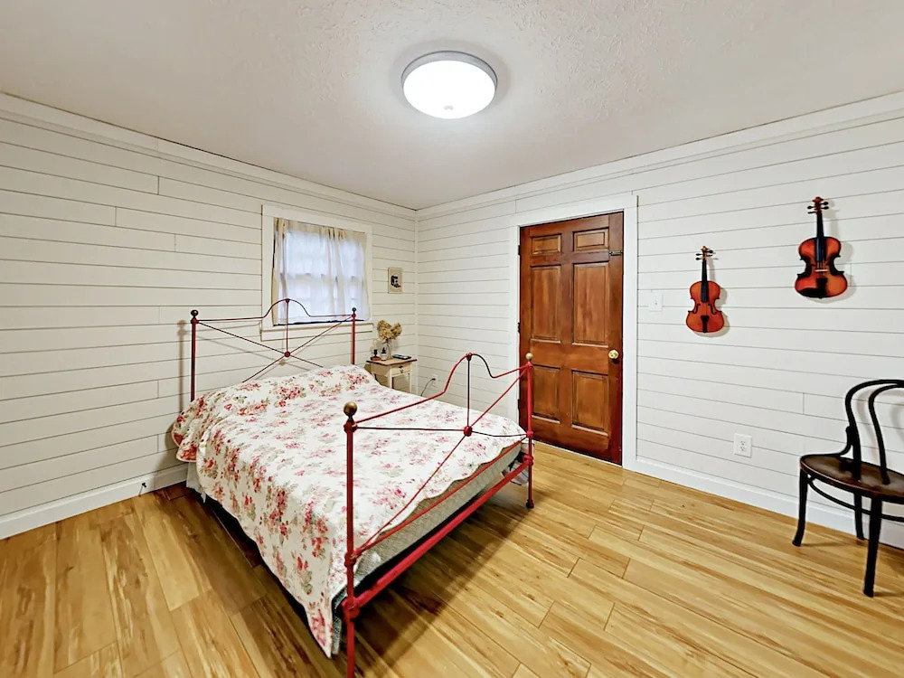 Retro-chic 1920s Bungalow - 2 Bedroom Cabin