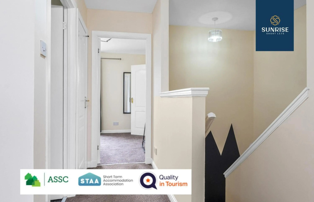 The Townhouse - 4 Rooms Large Beds with TV's, Poker Table, Fully Equipped, Easy Ring-Road Access