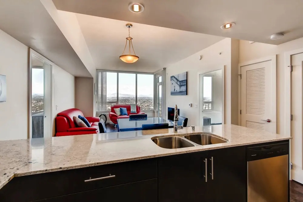 Highrise 2 BR Prime Spectacular Views