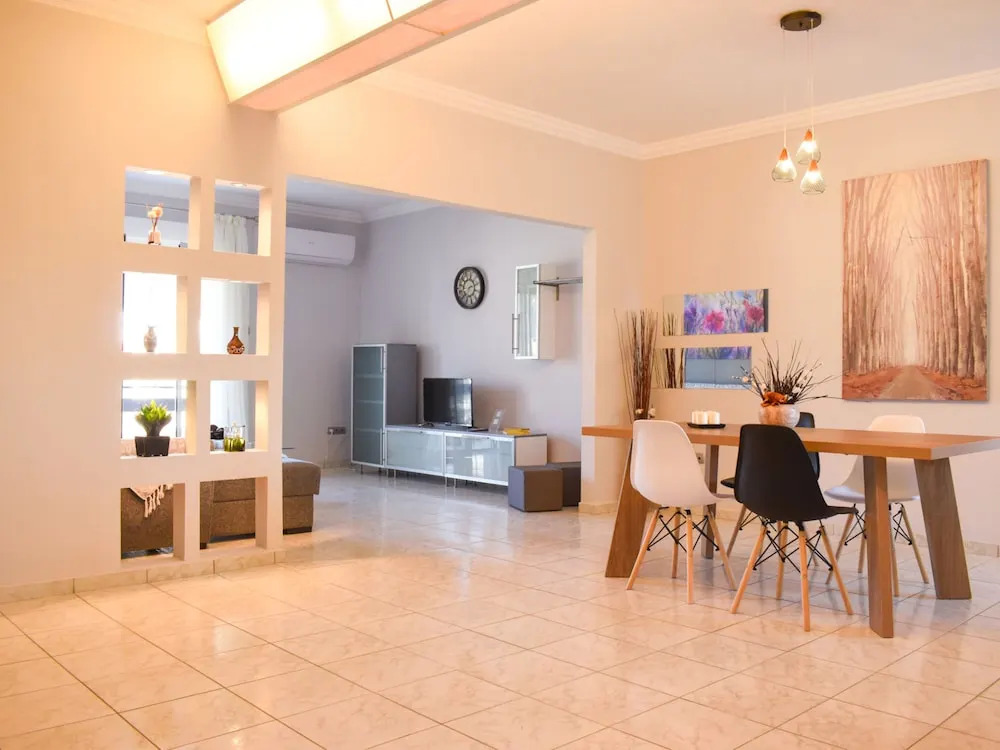 Cozy flat on the main square, 10min to the sea