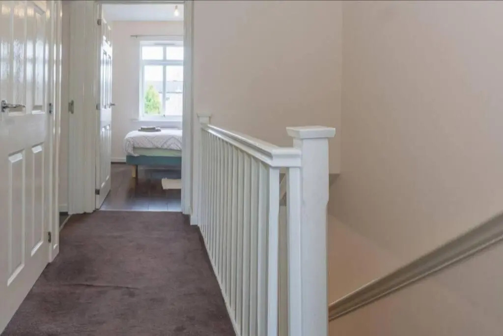 BrumStay UK - 4 Bed House with Garden, Parking and Fibre Broadband with speed upto 250mbps