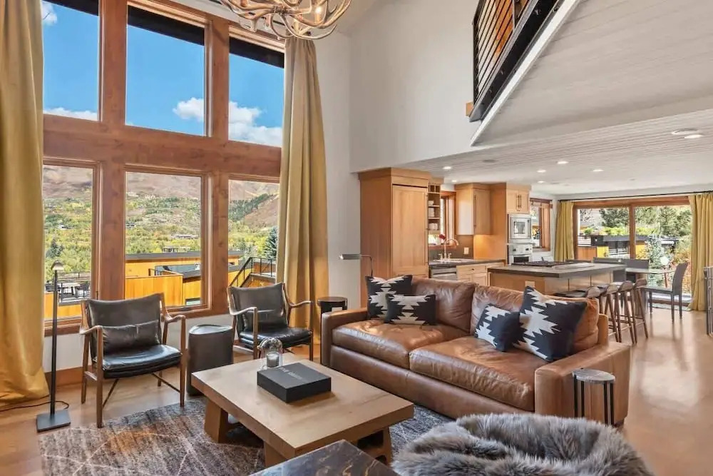 Snowline Lodge 4BR Home With Hot Tub, Pool & BBQ