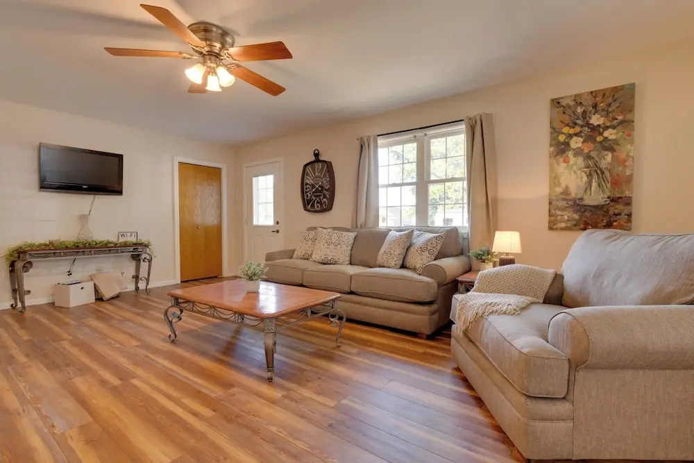 Pet-friendly Home ~ 9 Mi to Effingham nr I-exit!