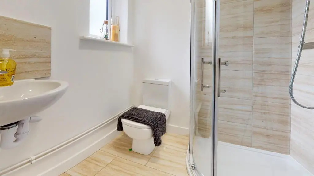 Private Spacious 2 Bedroom, 2 Bathroom & 2 Parking by Srk Accommodation