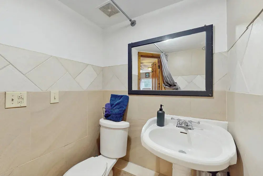 1 BR Lakefront Hideaway w/ Fenced Yard