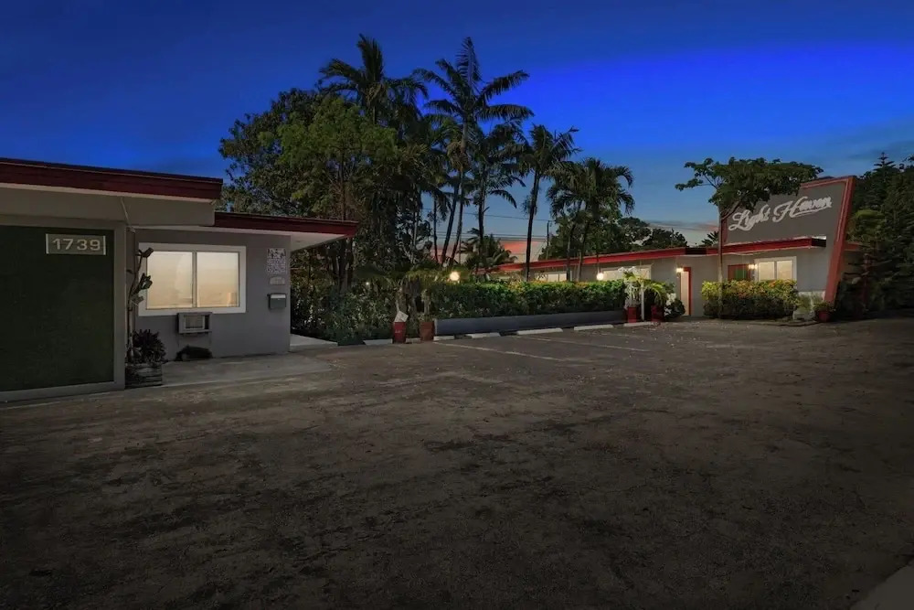 Hollywood 1BR Condo: Pets Allowed, BBQ & Parking
