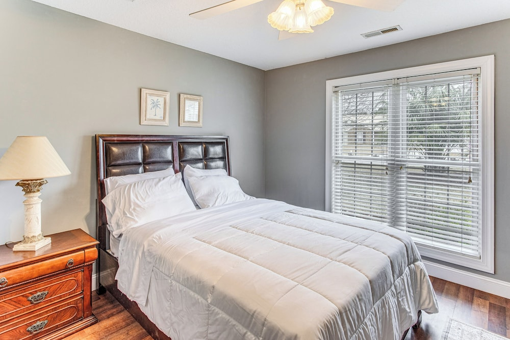 Screened Porch + Pool Access: Longs Golf Getaway