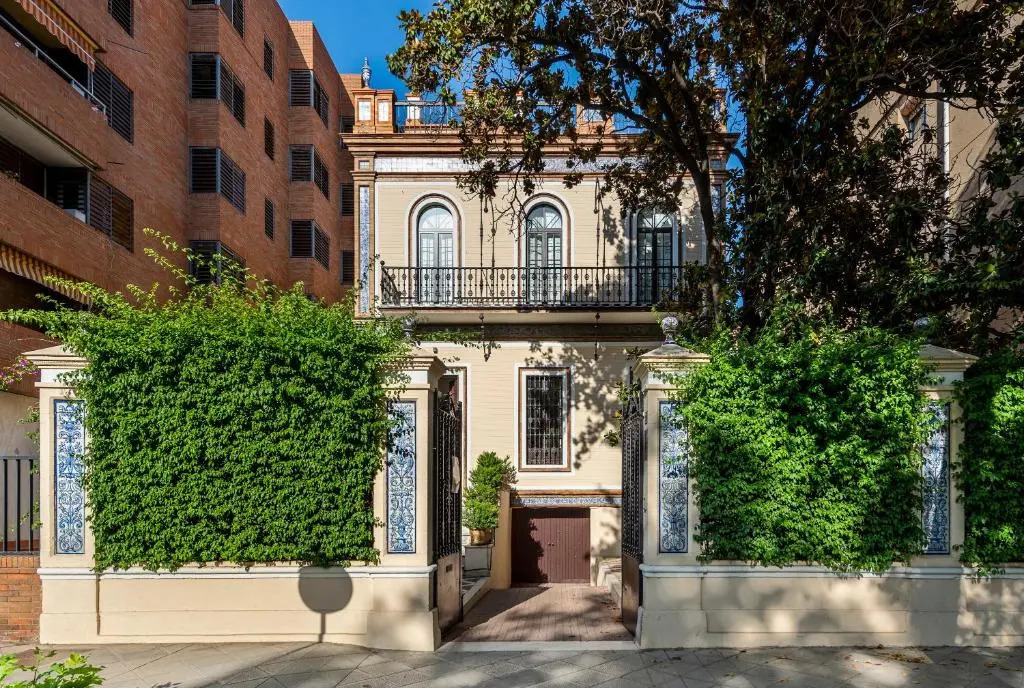 Villa Alfonso, Luxury Villa In Midtown, Parking