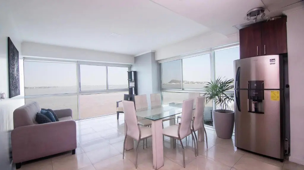 Riverfront I, piso 6, suite vista al rio, Puerto Santa Ana, Guayaquil