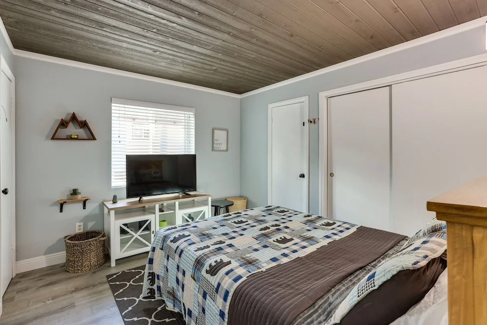 Sugarloaf Cabin w/ Fireplace Near Big Bear Lake