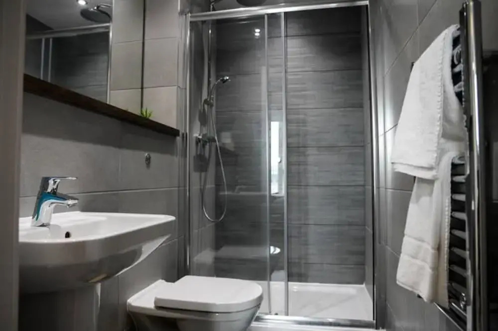 Spacious 2 Bedroom Flat with Balcony Close to Train Station