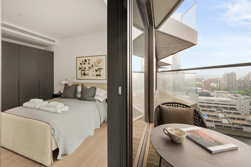 Stylish two Bedroom Apartment With River Views in Docklands