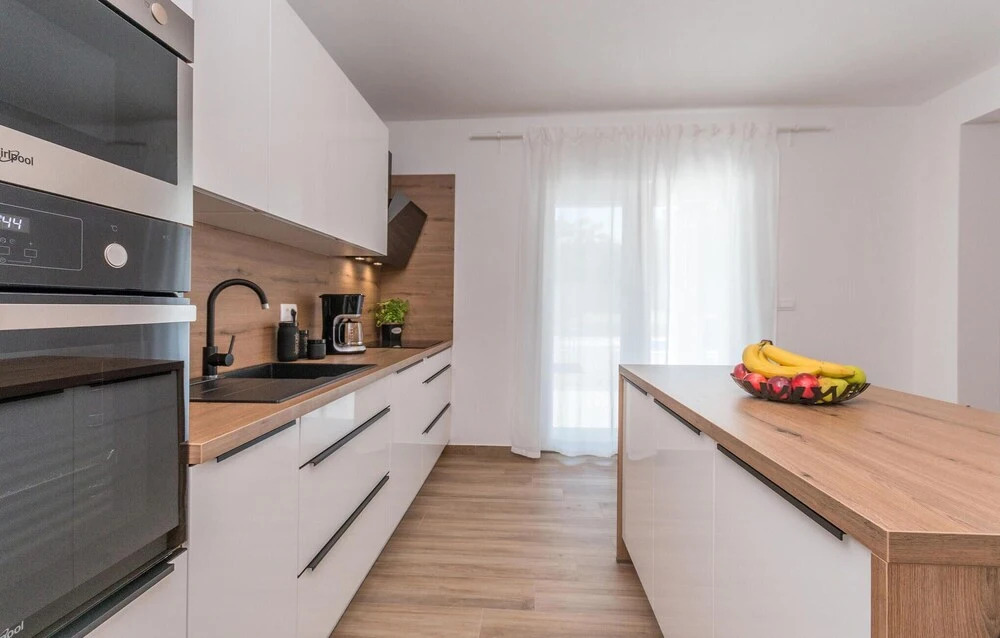 Stunning Home in Donje Rastane With Wifi, 4 Bedrooms and Outdoor Swimming Pool