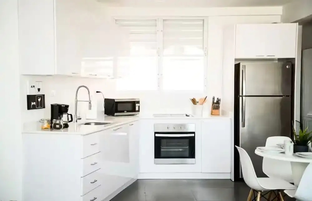 Centrally Located Sunny Apartment Walk to Beaches