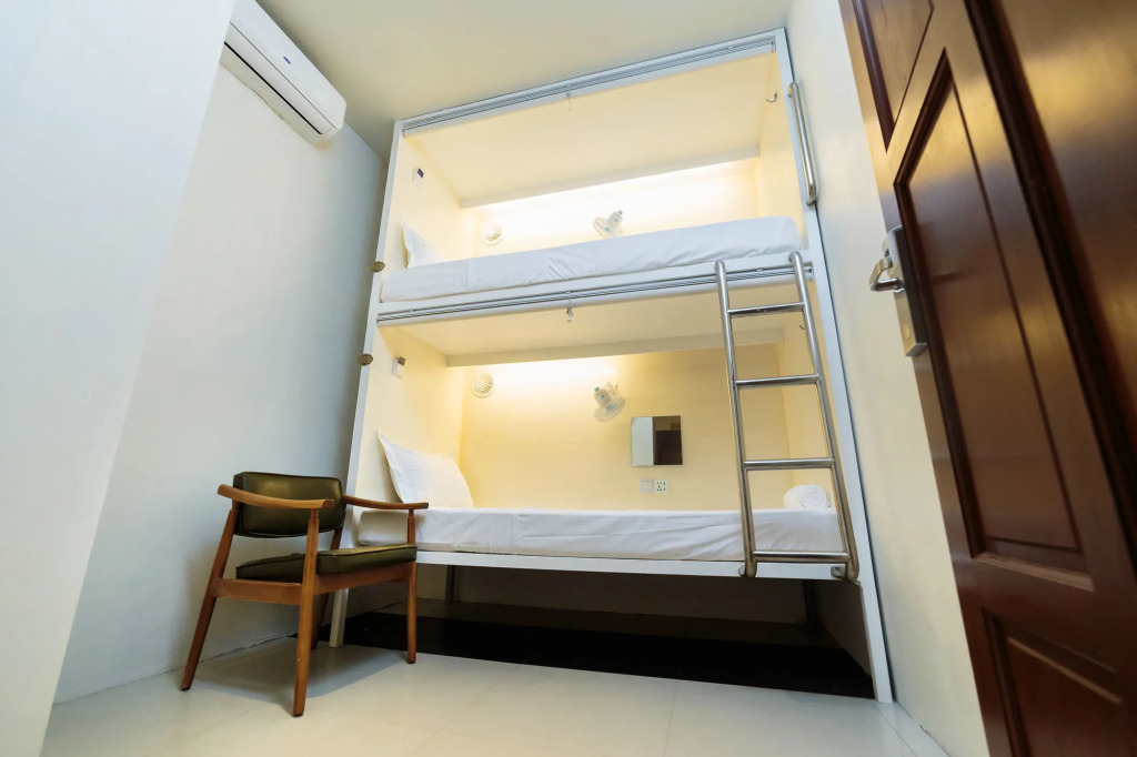 Tambayan Capsule Hostel & Bar