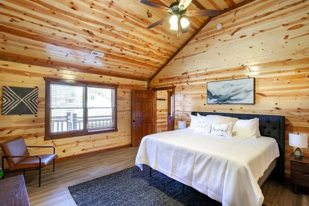 Splash Of Gatlinburg 6 Bedroom Cabin by RedAwning
