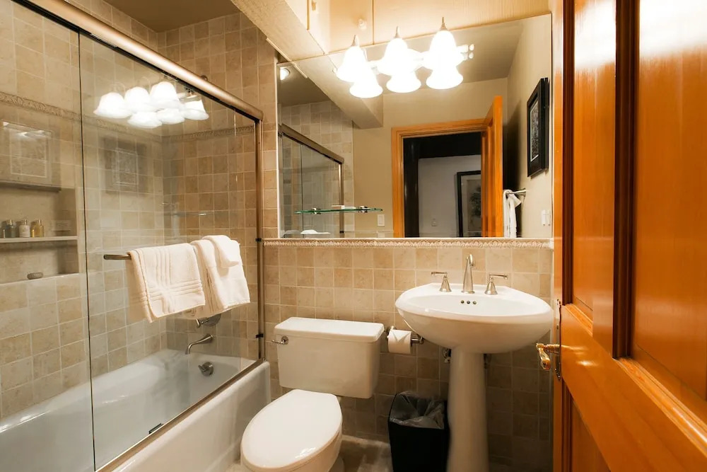 Premium Luxury Three Bedroom Suite with Hot Tub