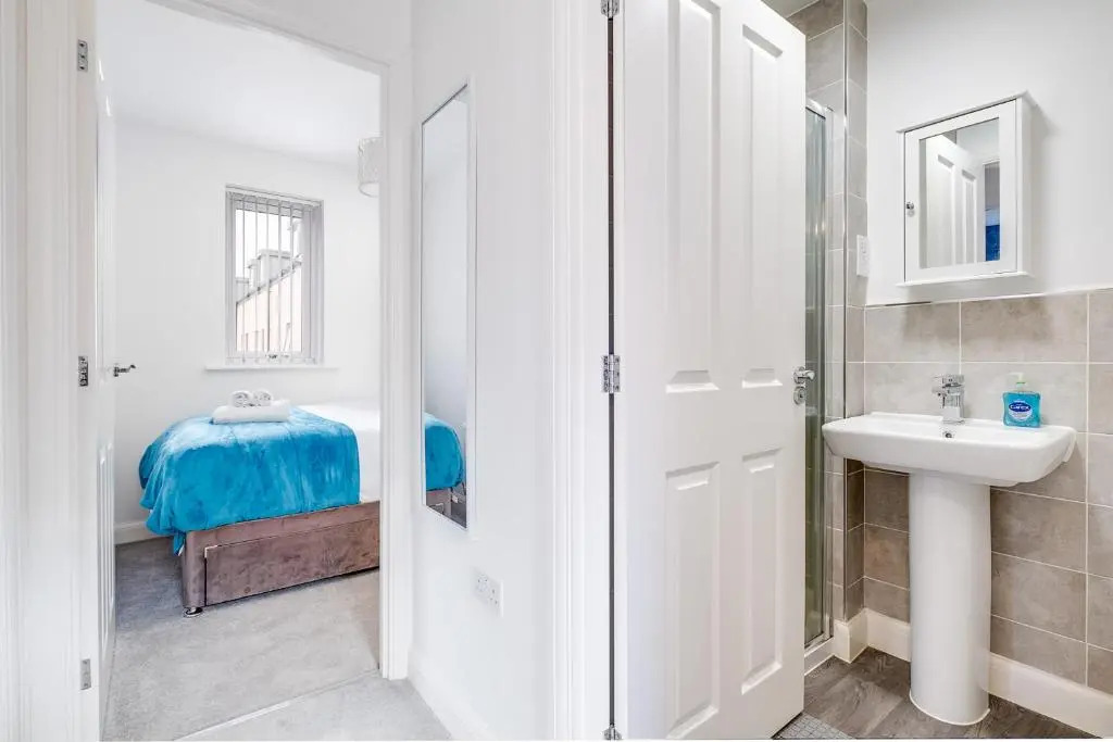 Luxury City Centre Stylish 2 Bed House ☆ FREE DRIVEWAY PARKING → With 55 Inch Smart TV, FREE NETFLIX & WIFI ✘ Comfy Seating Area - BY MAEVELA®