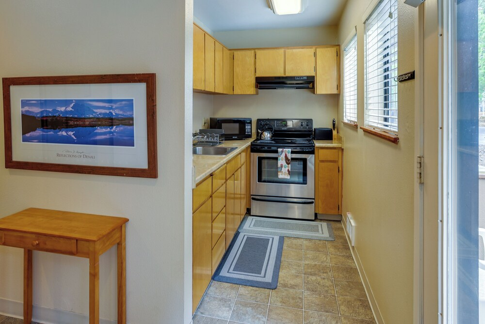 Sunriver Vacation Rental w/ Community Hot Tub!