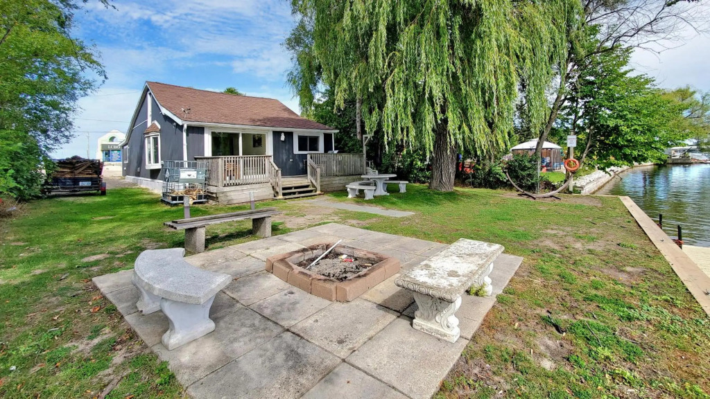 Main Beach River Retreat - Wasaga Beach 1 - Main Strip - 95 Mosley St
