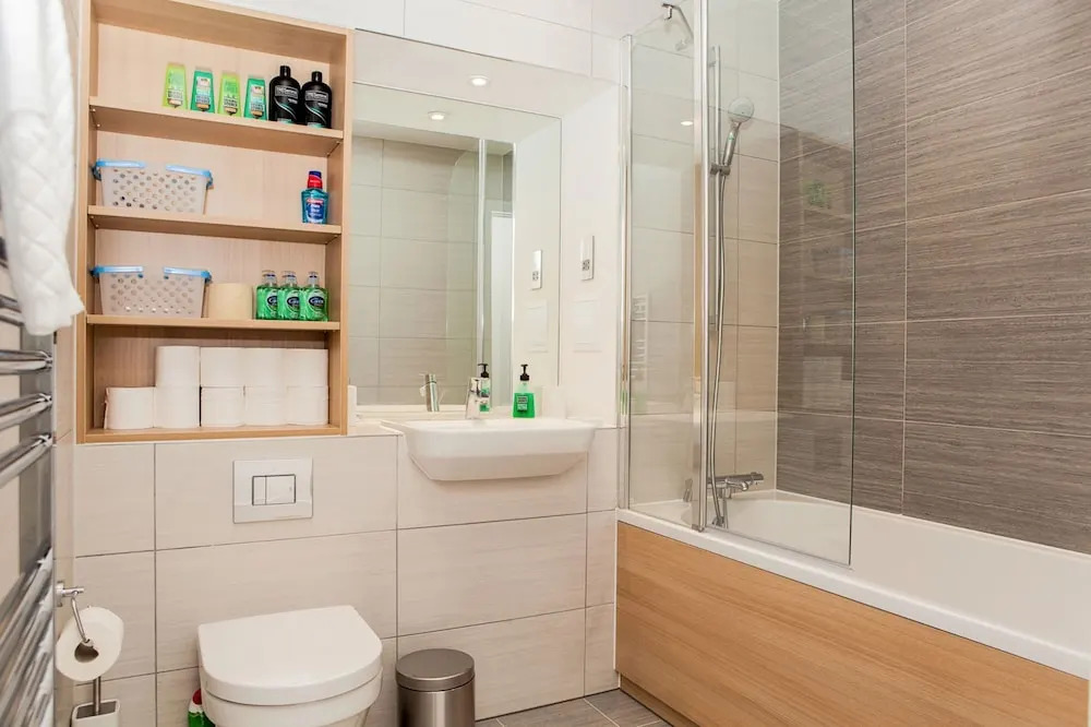 Colourful Modern Brixton 2 Bed with Balcony