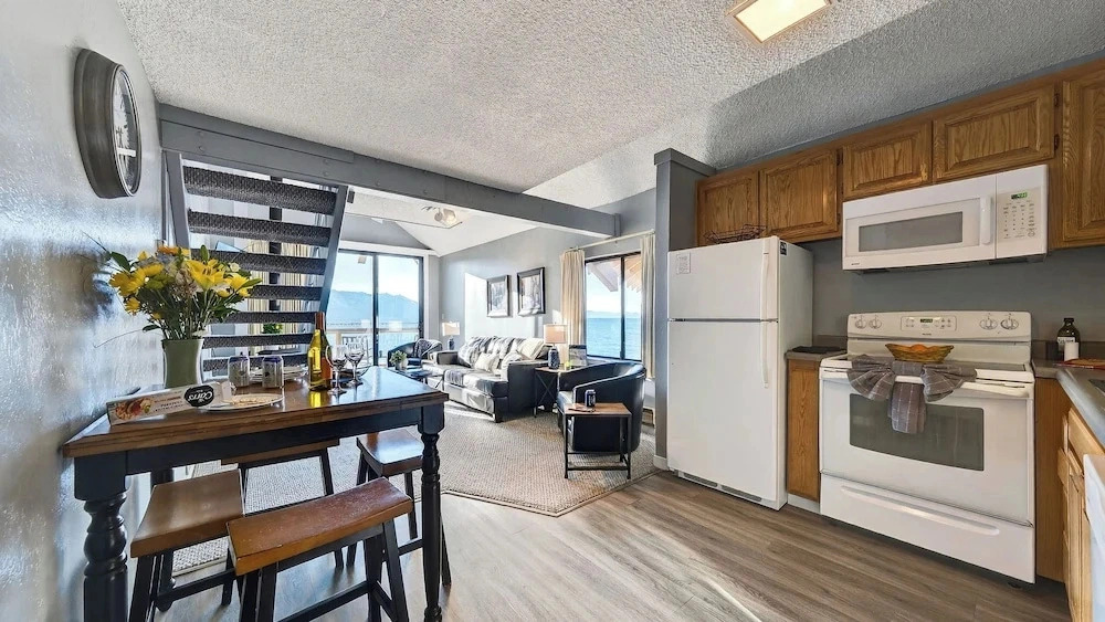 Beach Front Perch by Avantstay Lakefront Condo + Views + Near Dining and Skiing