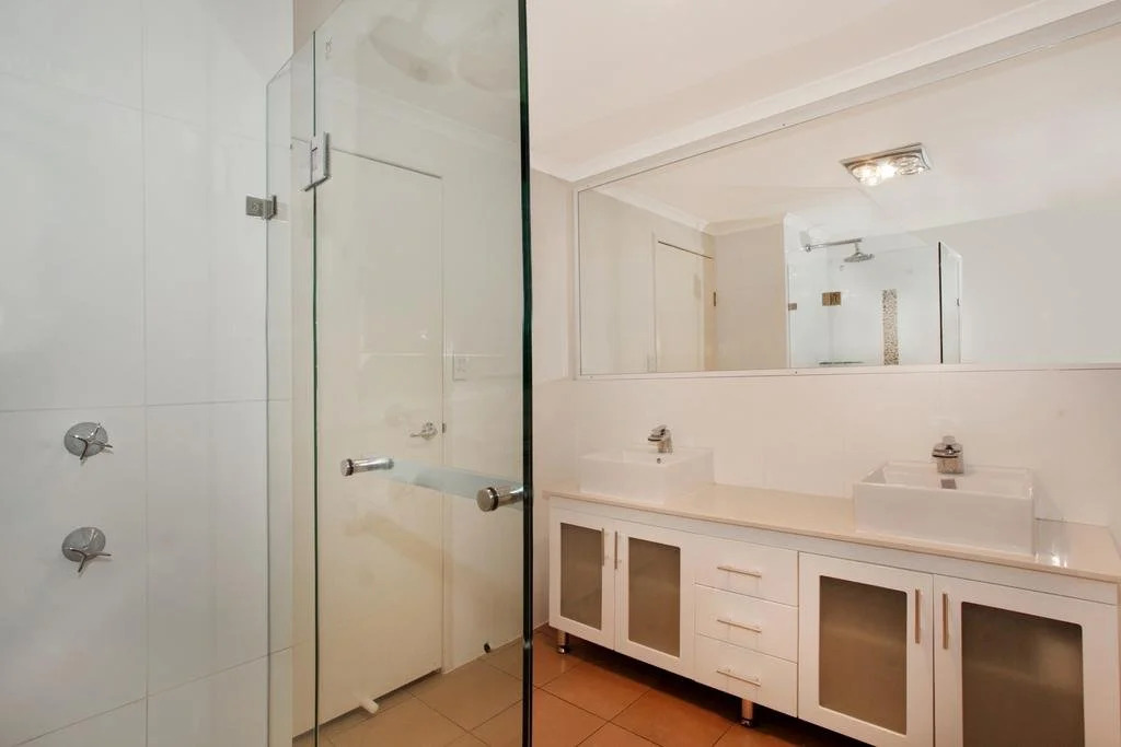 5 bedroom home close to beach, pool and pet friendly