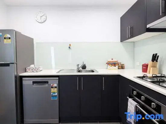 Brunswick 2B Living Near Sydney Rd w/ Free Parking
