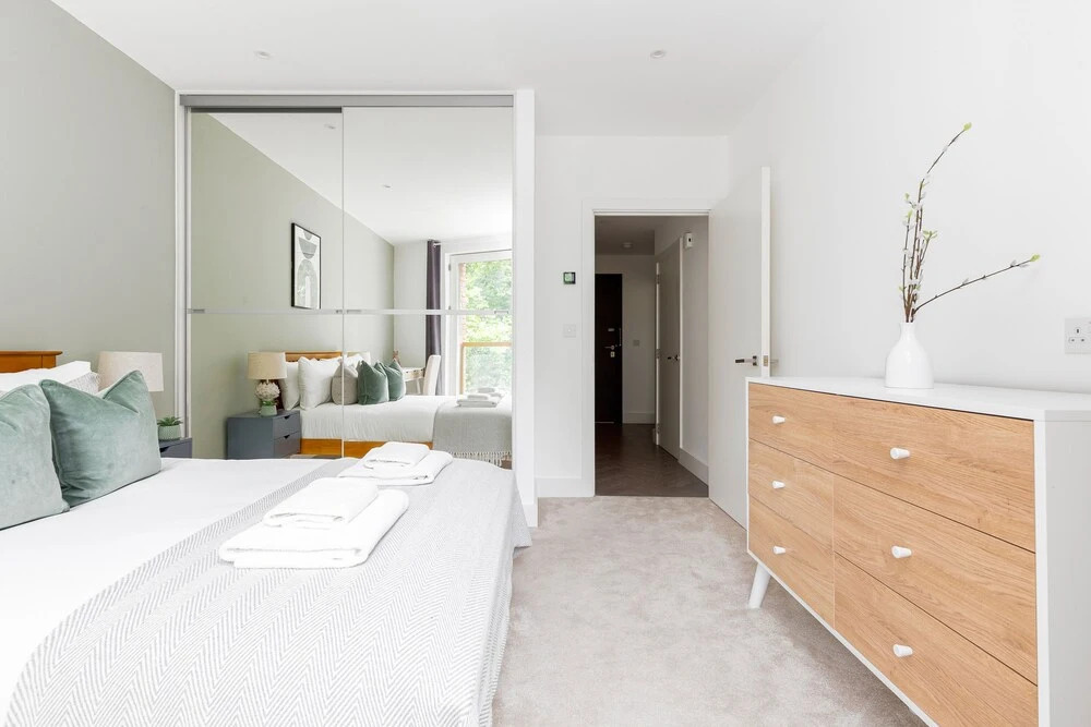Luminous 2 Bed Balcony Flat in Islington