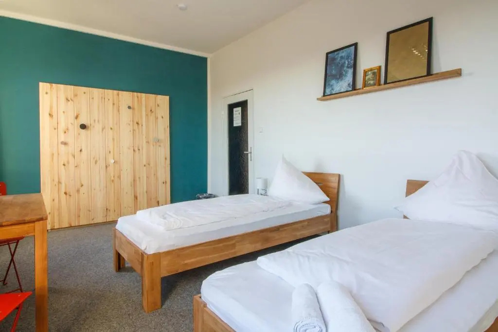 ROOM 1 / ROOM 2