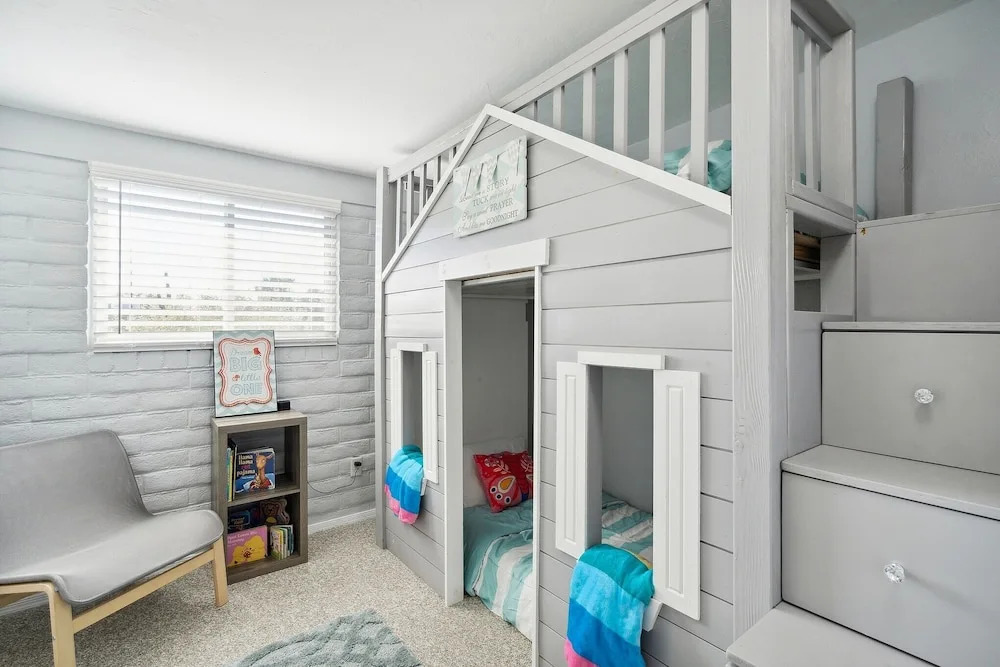 Family-friendly Desert Oasis 5 Bedroom Home by RedAwning