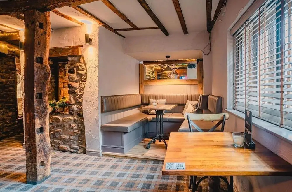 1 Bed Flat - Sleeps 2 - Parking - Wifi