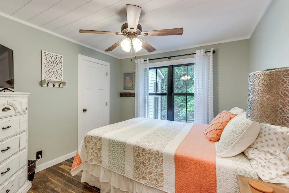 Deck & Fire Pit Bliss: Mountaintown Creek Cottage!