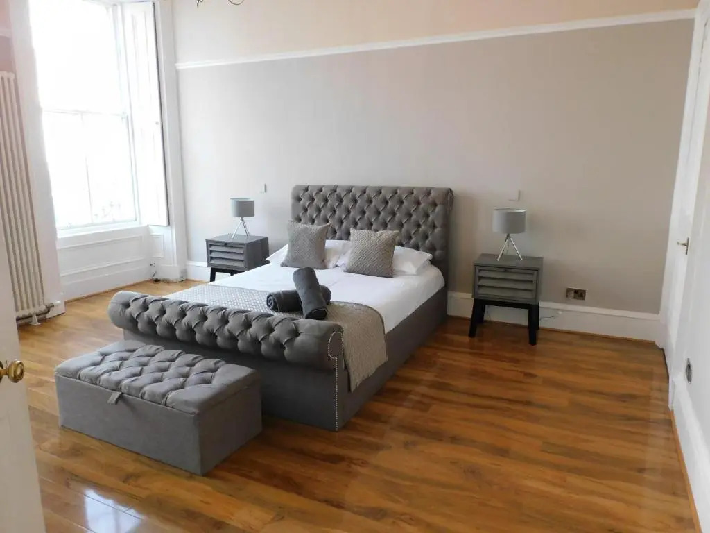 WEST END - Stunning, spacious, 3 bedroom, main door flat with private parking