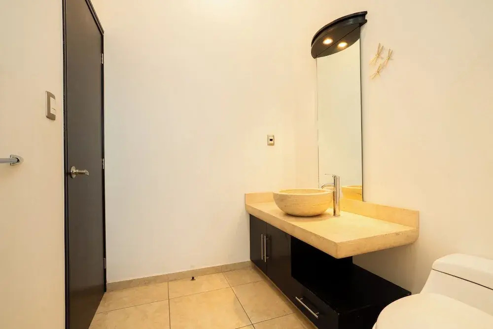 Spacious 5 Bedroom Oasis with Pool & BBQ